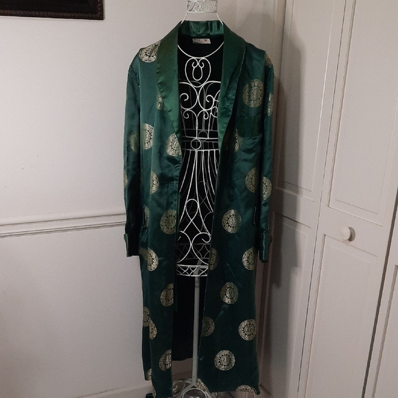 Elegant Green Satin Robe with Gold Accents - Picture 8 of 10